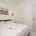 Courtiq By Infox Private Parking Salonic