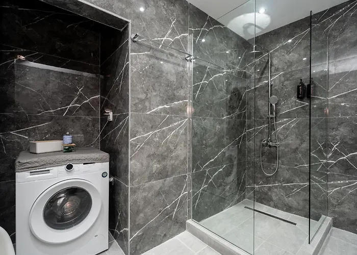 Courtiq By Infox Private Parking *