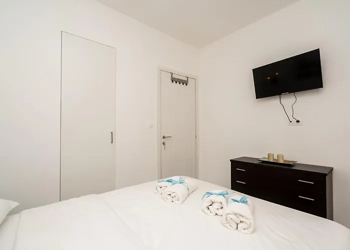 Courtiq By Infox Private Parking Apartament *